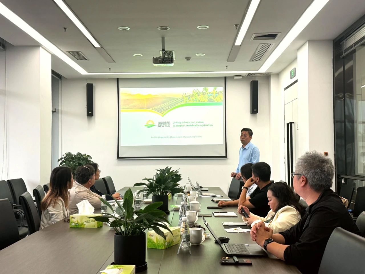 以色列駐成都總領事代表團一行蒞臨新朝陽參觀交流，共探中以農業科技協同發展之路